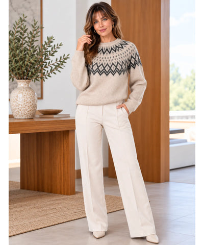 Suéter feminino tricot oversized bege com estampa nórdica, modelo em ambiente interno