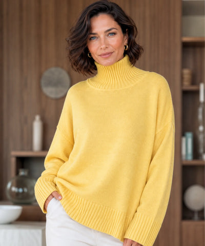 Suéter feminino tricot gola alta amarelo em close do busto