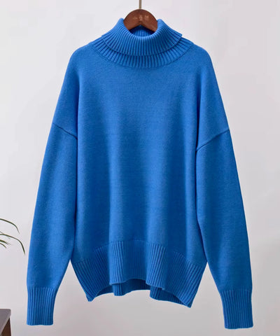 Suéter feminino tricot gola alta azul no cabide mostrando a modelagem oversized