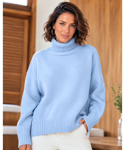 Suéter feminino tricot gola alta azul serenity em close do busto