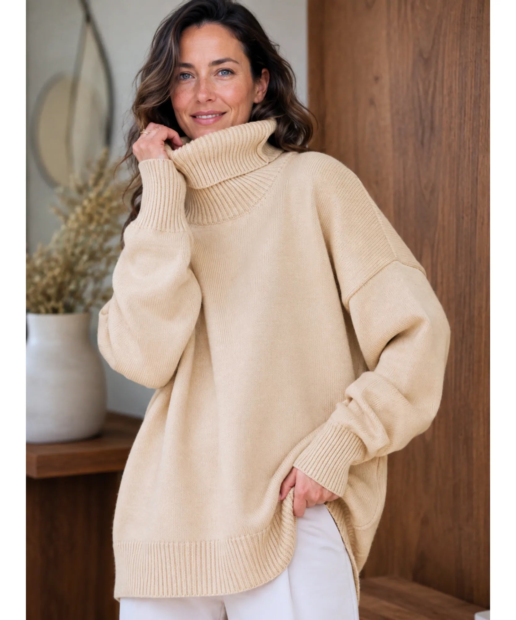 Suéter feminino tricot oversized gola alta bege em look completo com calça branca