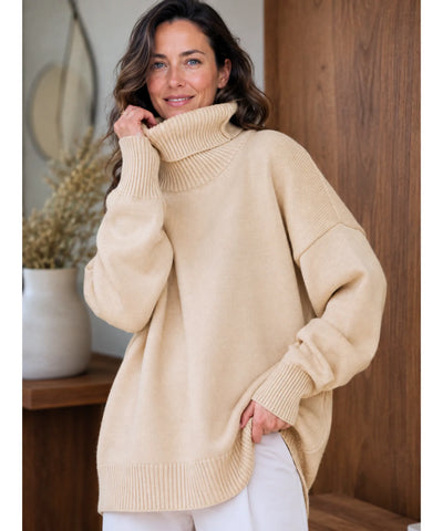 Suéter feminino tricot oversized gola alta bege em look completo com calça branca