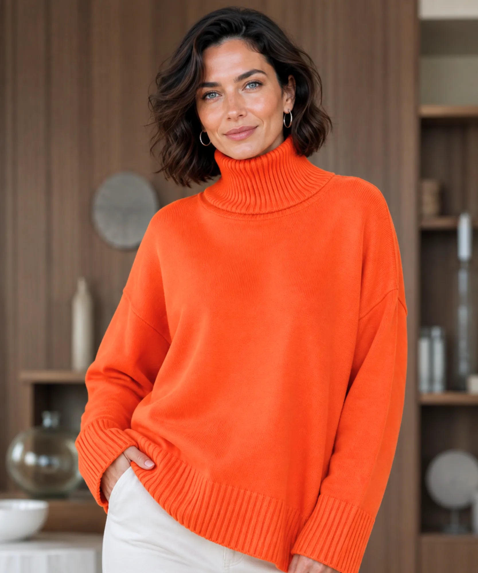 Suéter feminino tricot oversized gola alta laranja em modelo de frente