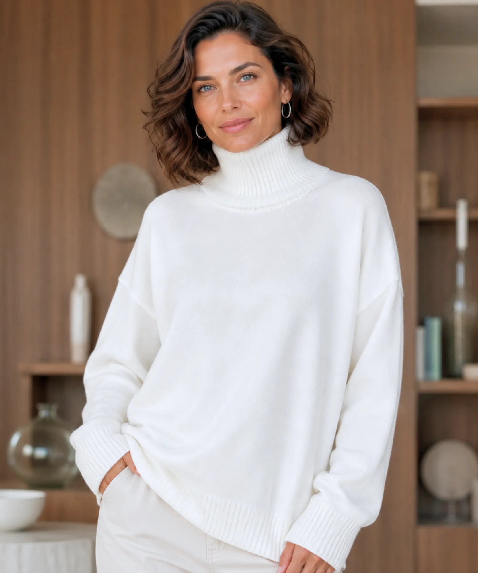 Suéter feminino tricot oversized gola alta branco off white em modelo de pé