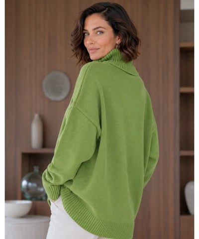 Suéter feminino tricot verde gola alta oversized visto de costas