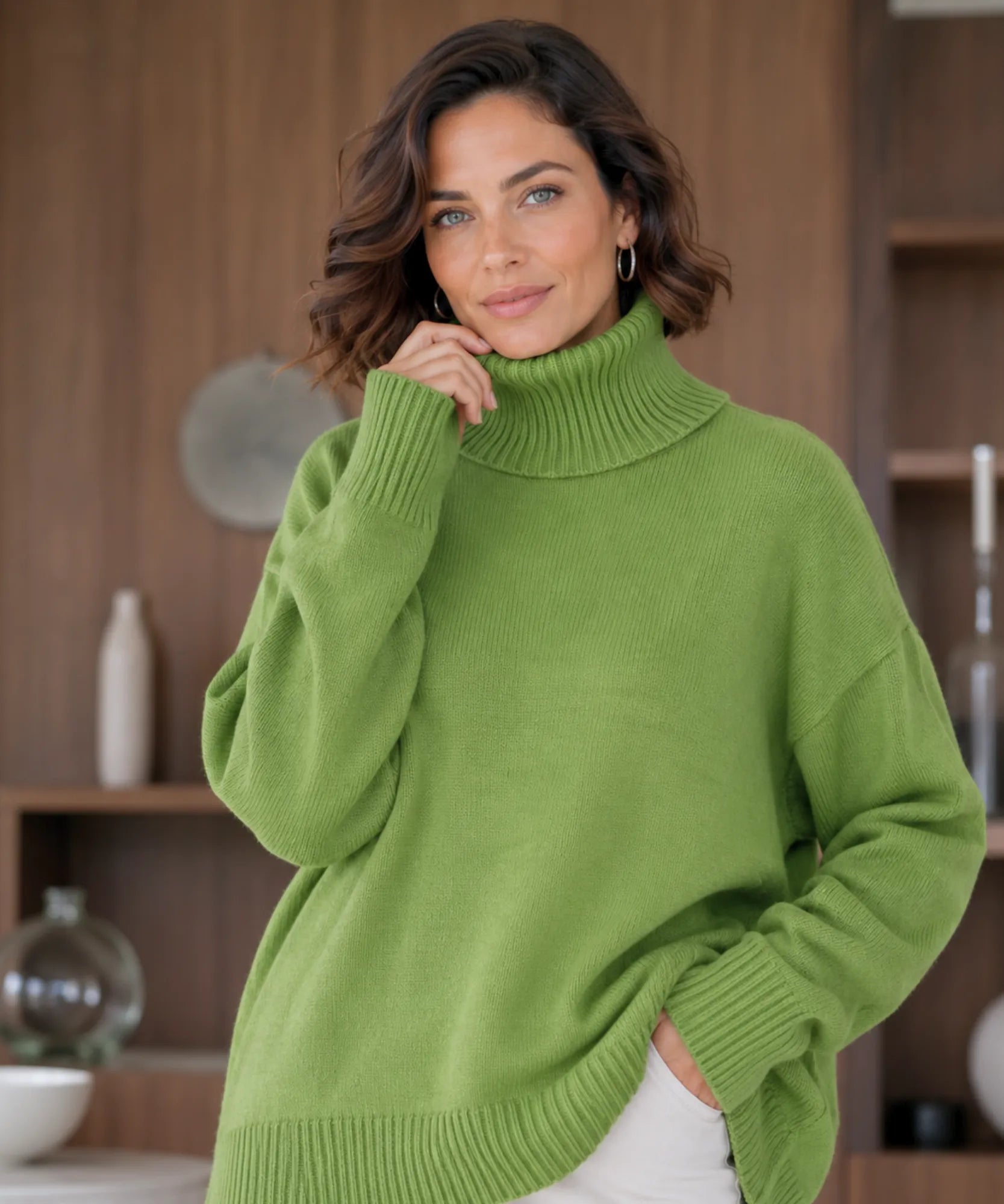 Suéter feminino tricot oversized gola alta verde visto de frente em modelo