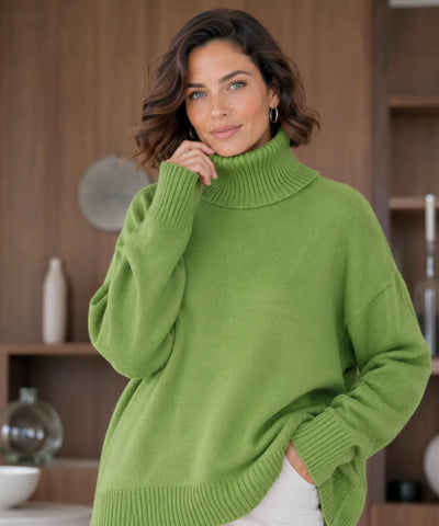 Suéter feminino tricot oversized gola alta verde visto de frente em modelo