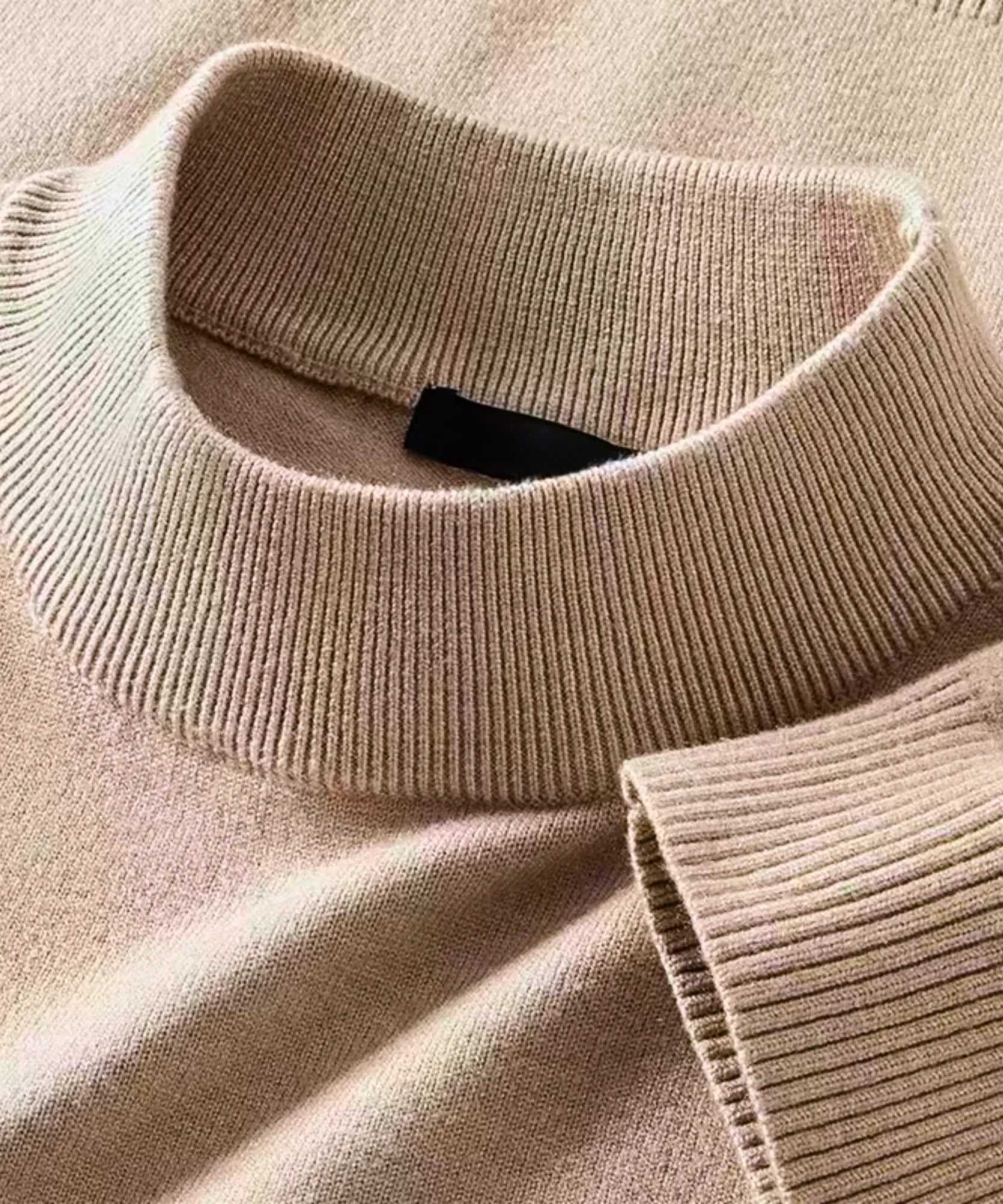 Comprar suéter masculino gola média tricot bege detalhe barato Anellimn