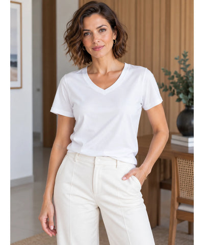 T shirt feminina gola V branca combinada com calça off white