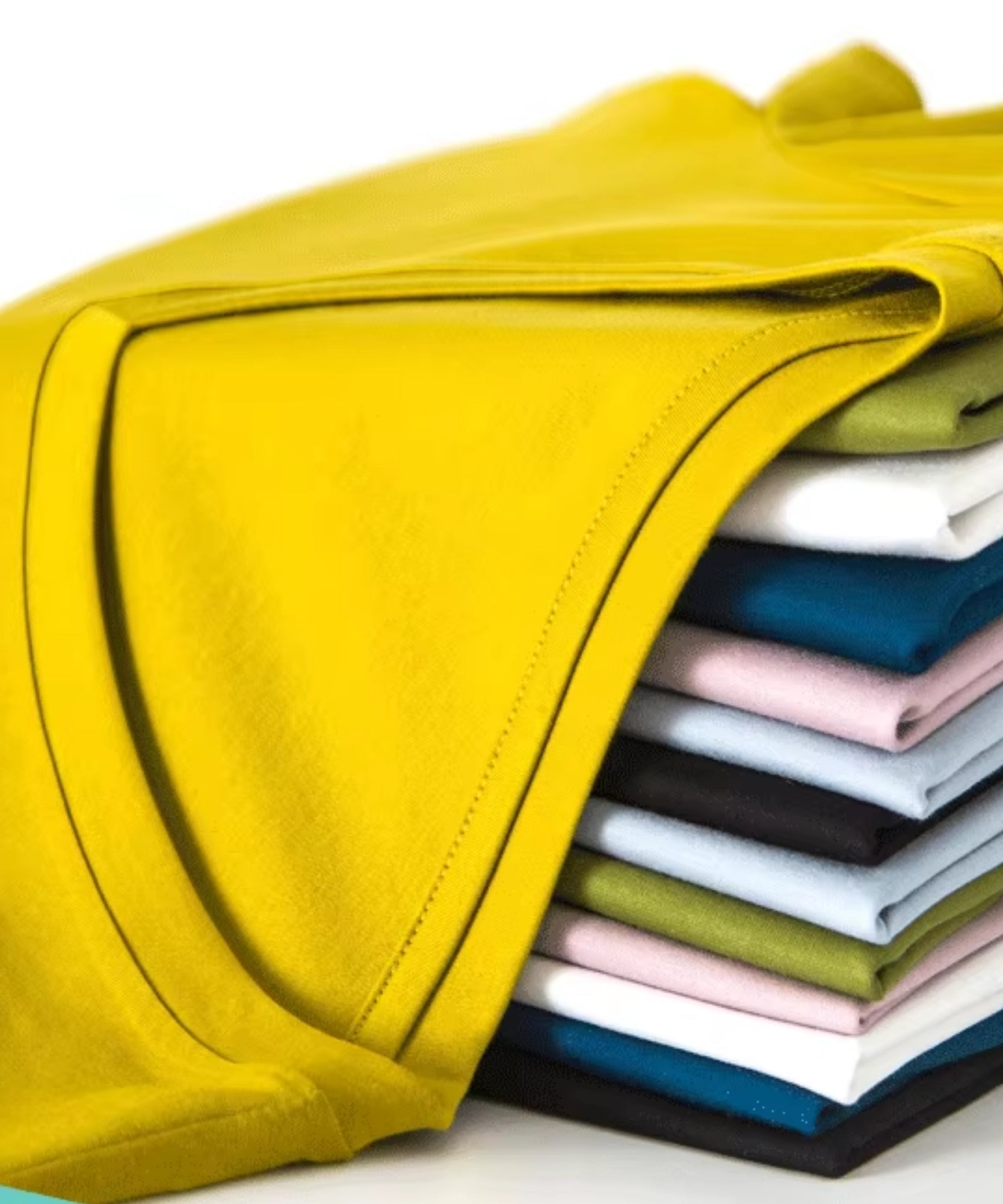 Pilha de t shirts femininas gola V em várias cores