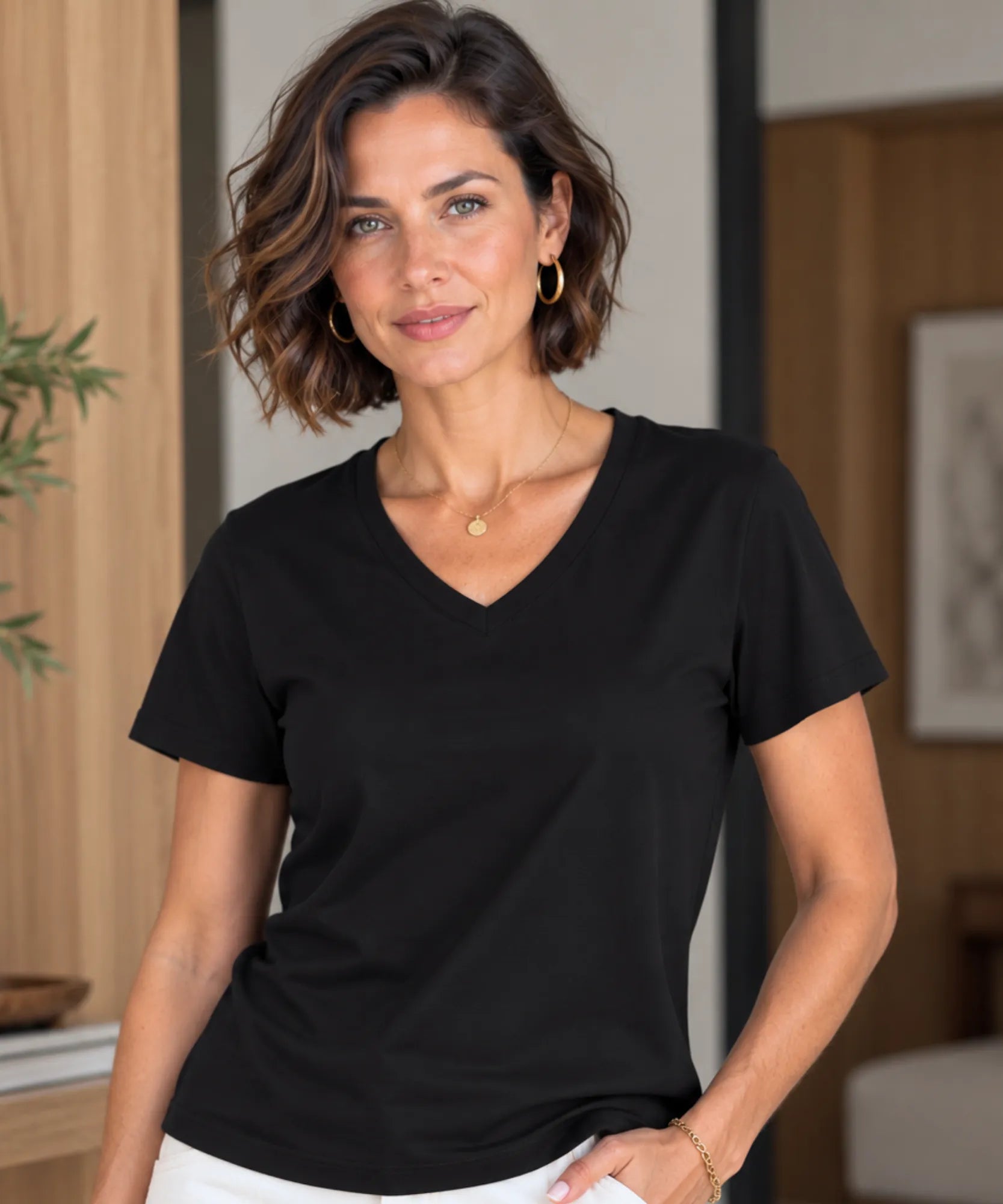 T shirt feminina gola V preta em algodão