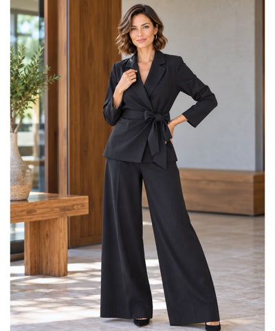 Terninho feminino preto com blazer transpassado e calça pantalona, vista de frente