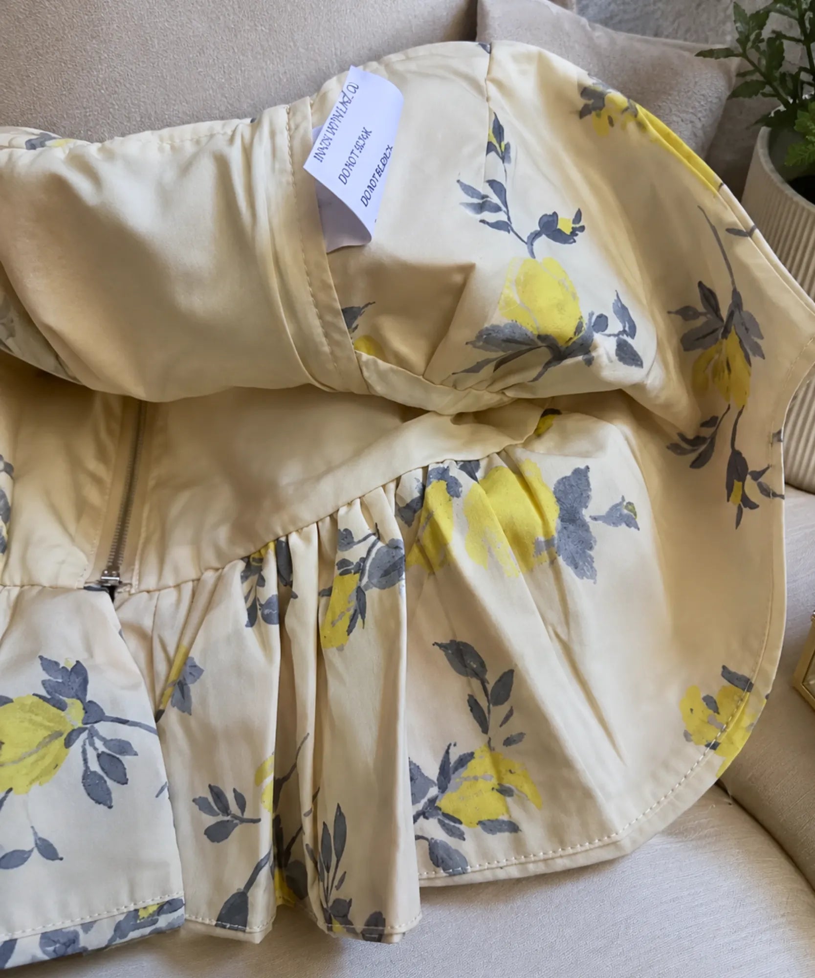 Detalhe do zíper traseiro e do babado do top corselet amarelo