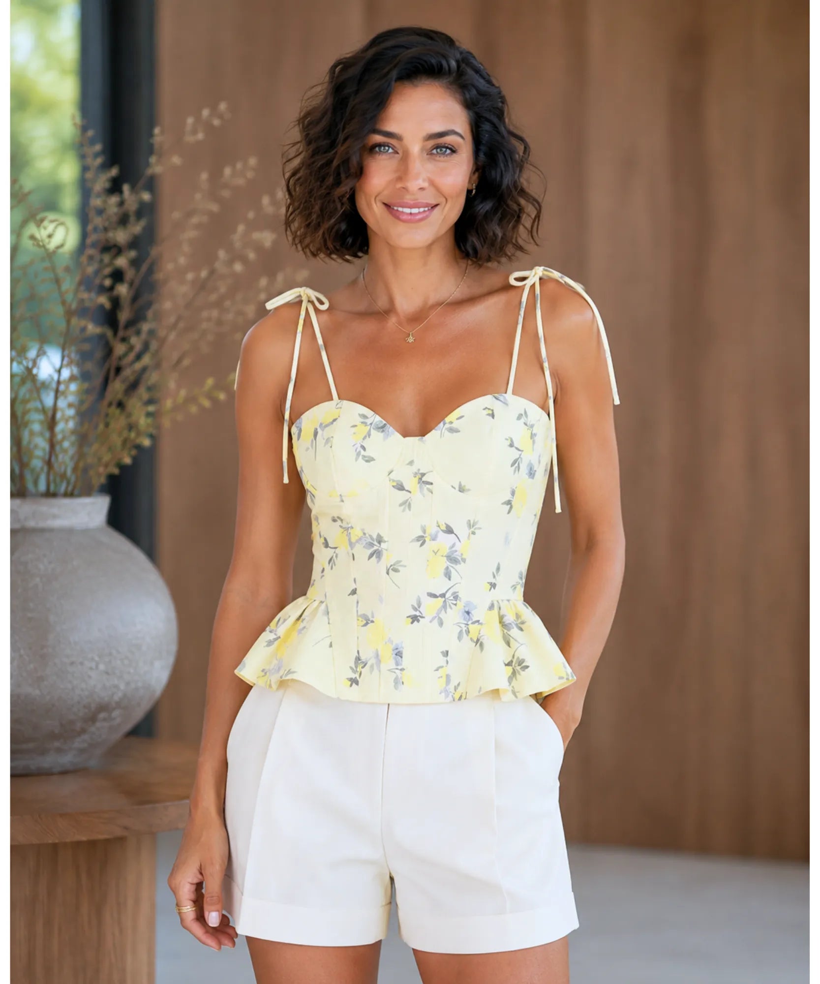 Top corselet amarelo floral em look de verão com short off white