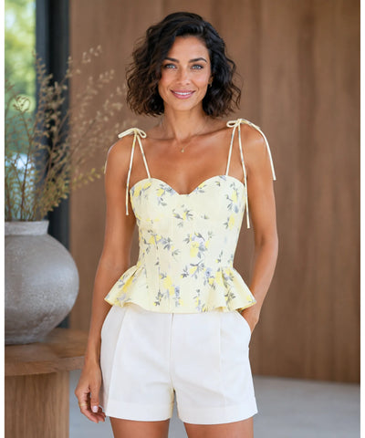 Top corselet amarelo floral em look de verão com short off white