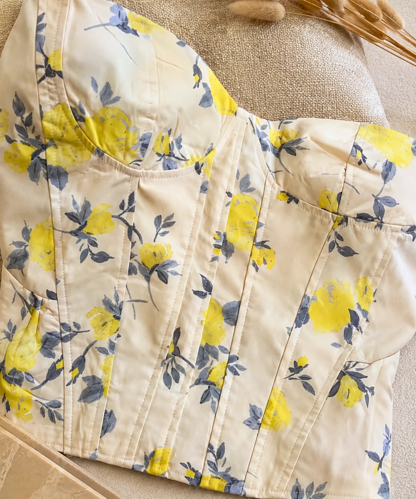 Detalhe do bojo e das pences do top corselet floral amarelo