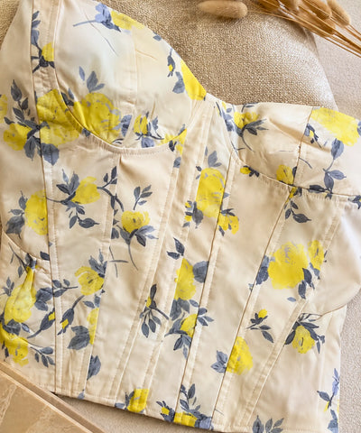 Detalhe do bojo e das pences do top corselet floral amarelo