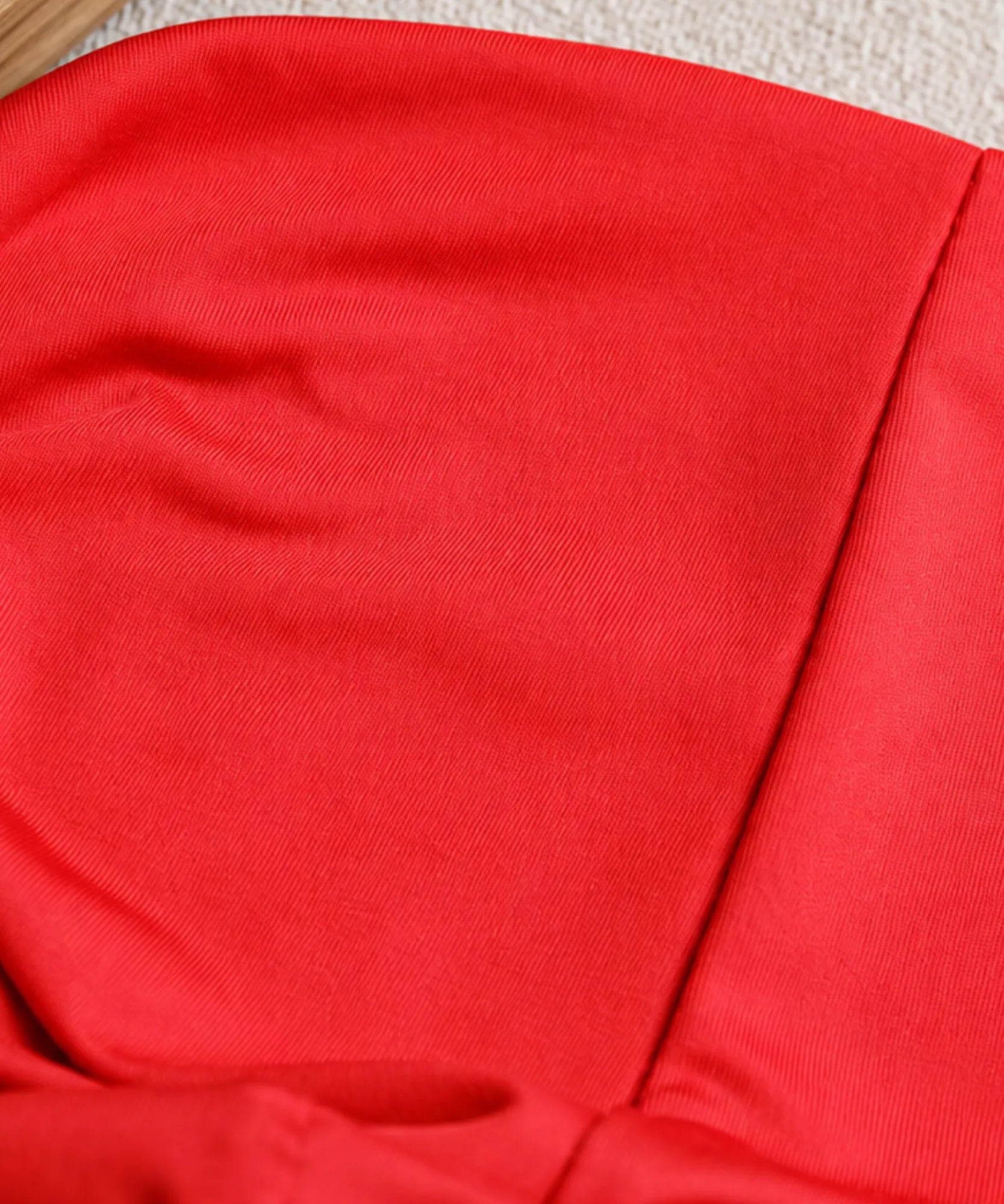 Textura da malha lisa do top cropped vermelho, em close