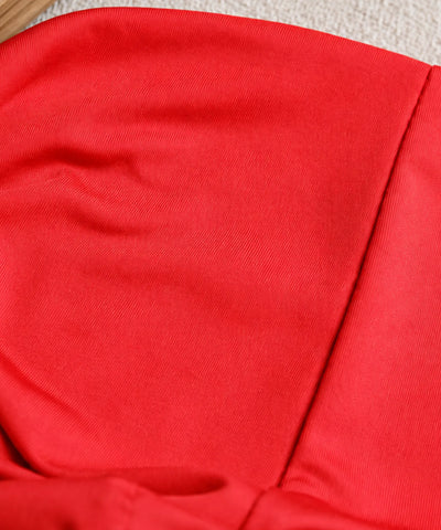 Textura da malha lisa do top cropped vermelho, em close