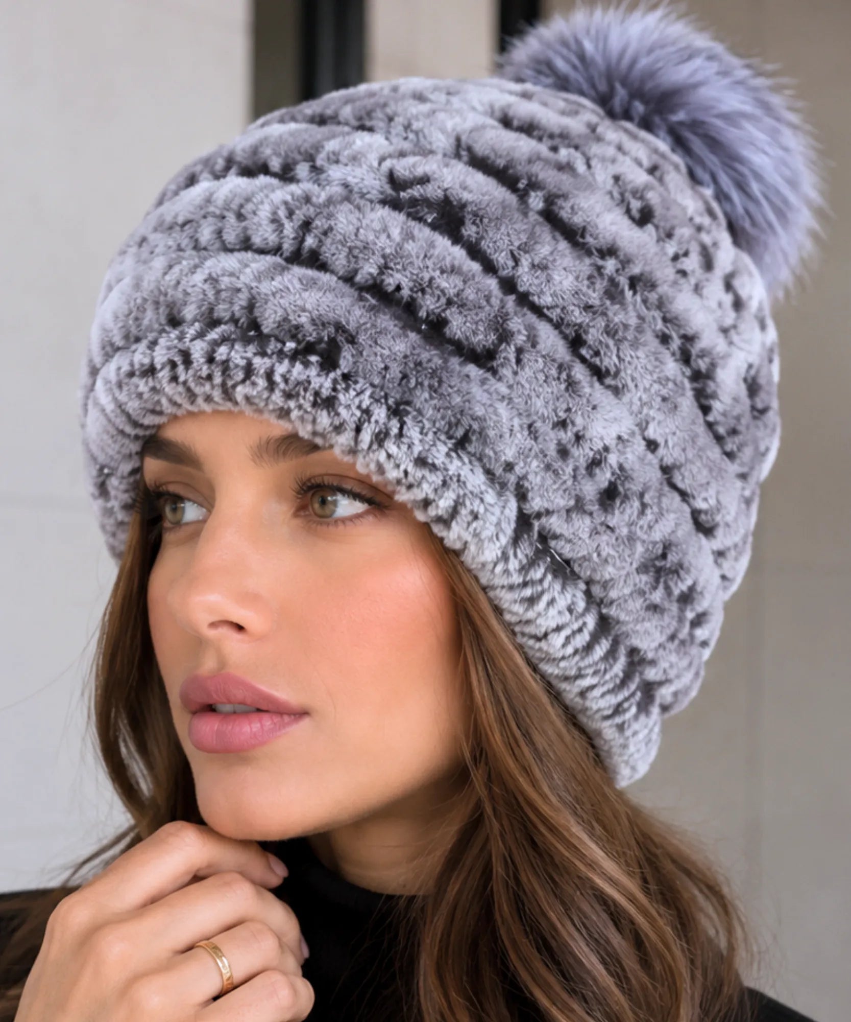 Comprar touca feminina pelúcia felpuda quente macia inverno colorida barato em promoção