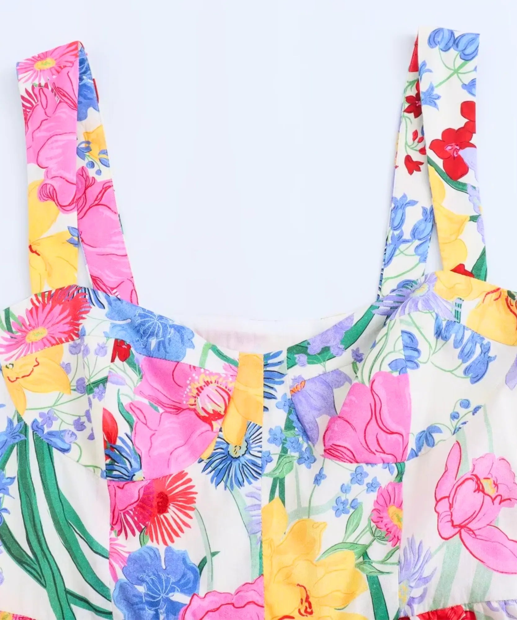 Detalhe das alças ajustáveis e do decote do vestido boho midi floral estampado