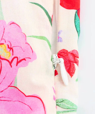 Detalhe da estampa floral colorida do tecido do vestido boho midi