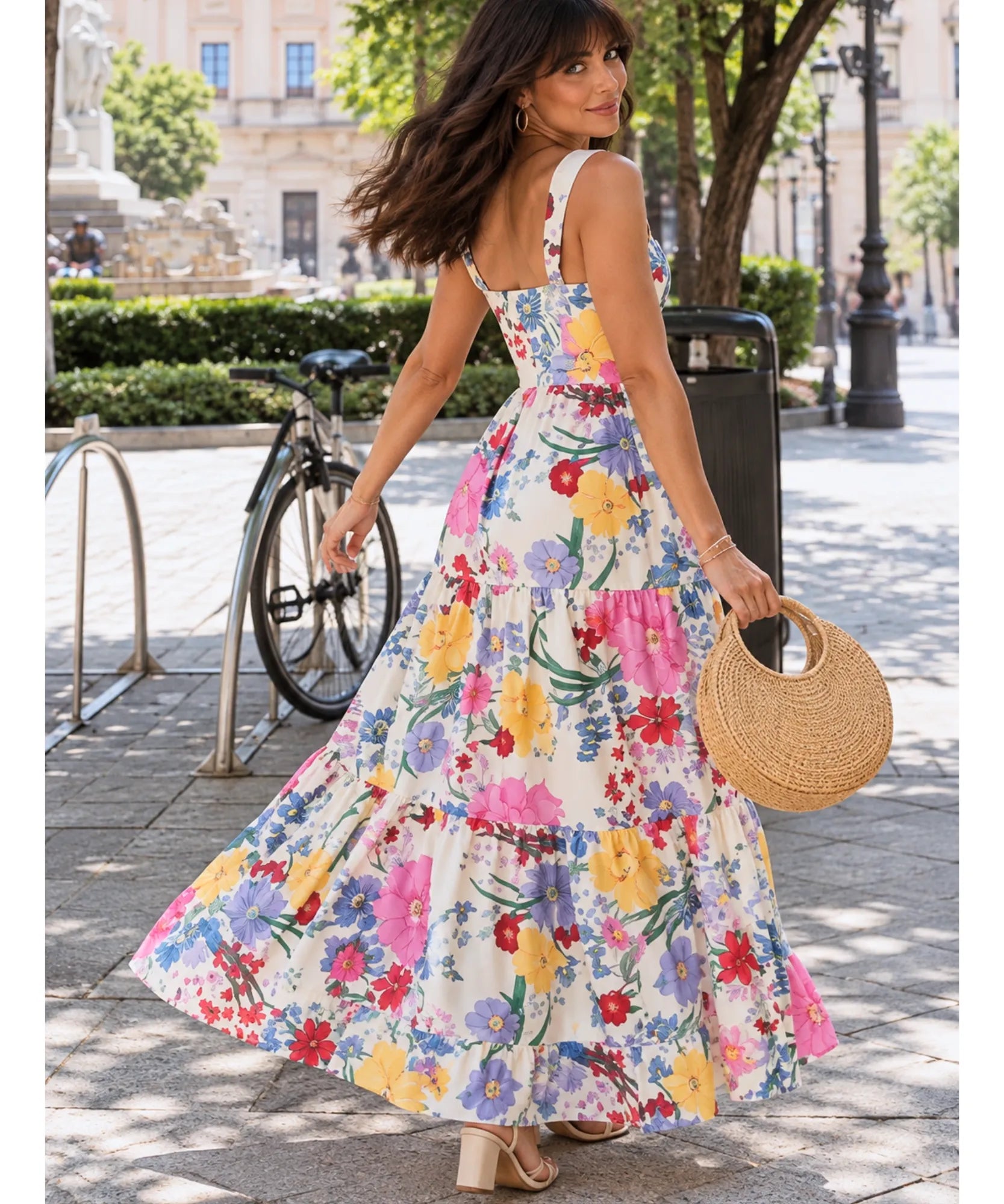 Vestido boho midi floral estampado, modelo de costas passeando ao ar livre