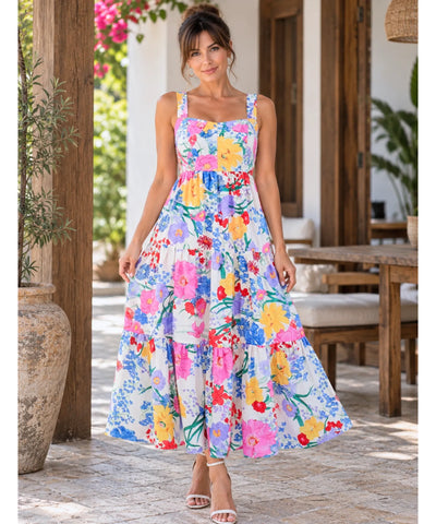 Vestido boho midi floral estampado com camadas, modelo andando de frente