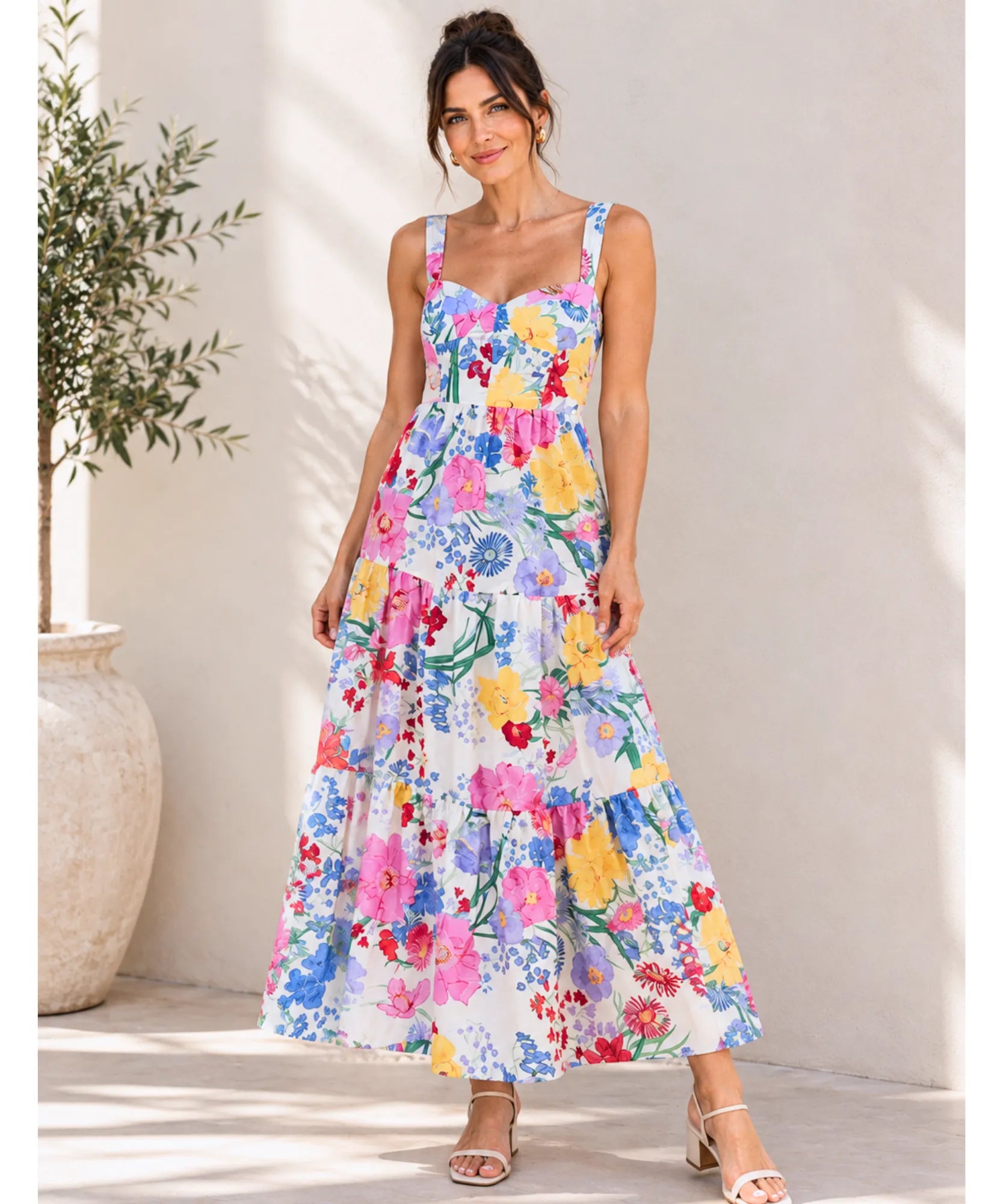 Vestido boho midi floral estampado, modelo de corpo inteiro andando de lado