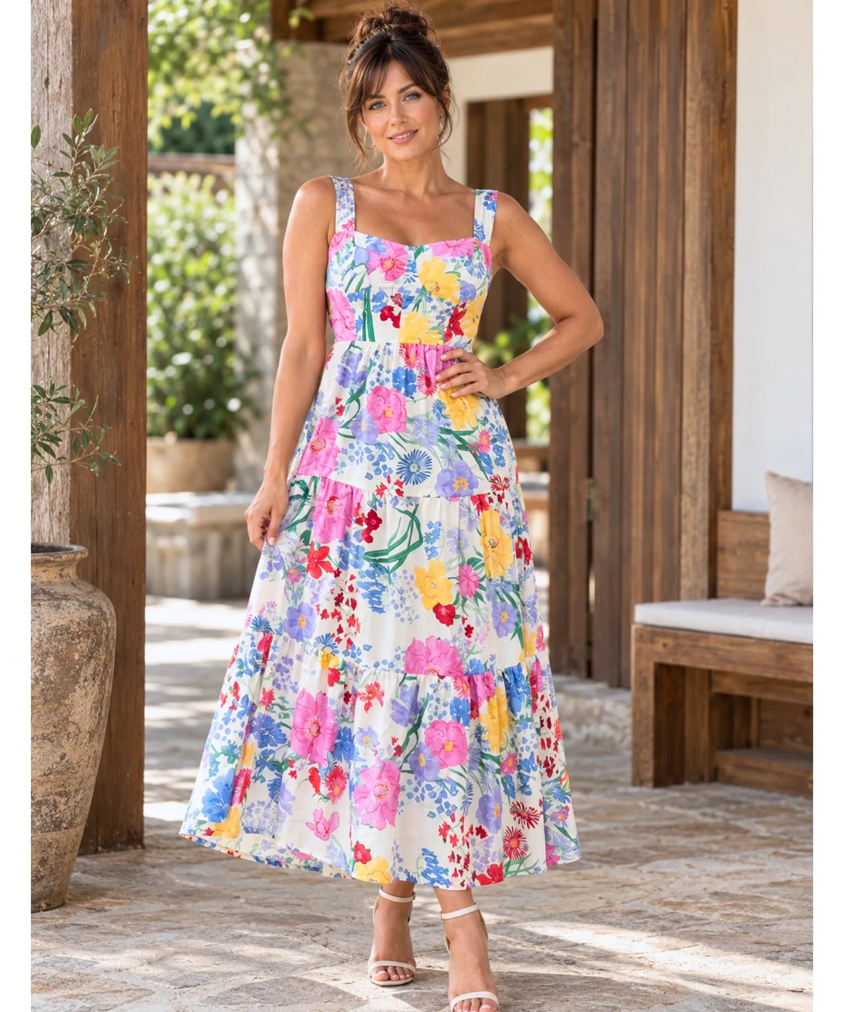 Vestido boho midi floral estampado, modelo de frente com as mãos na cintura