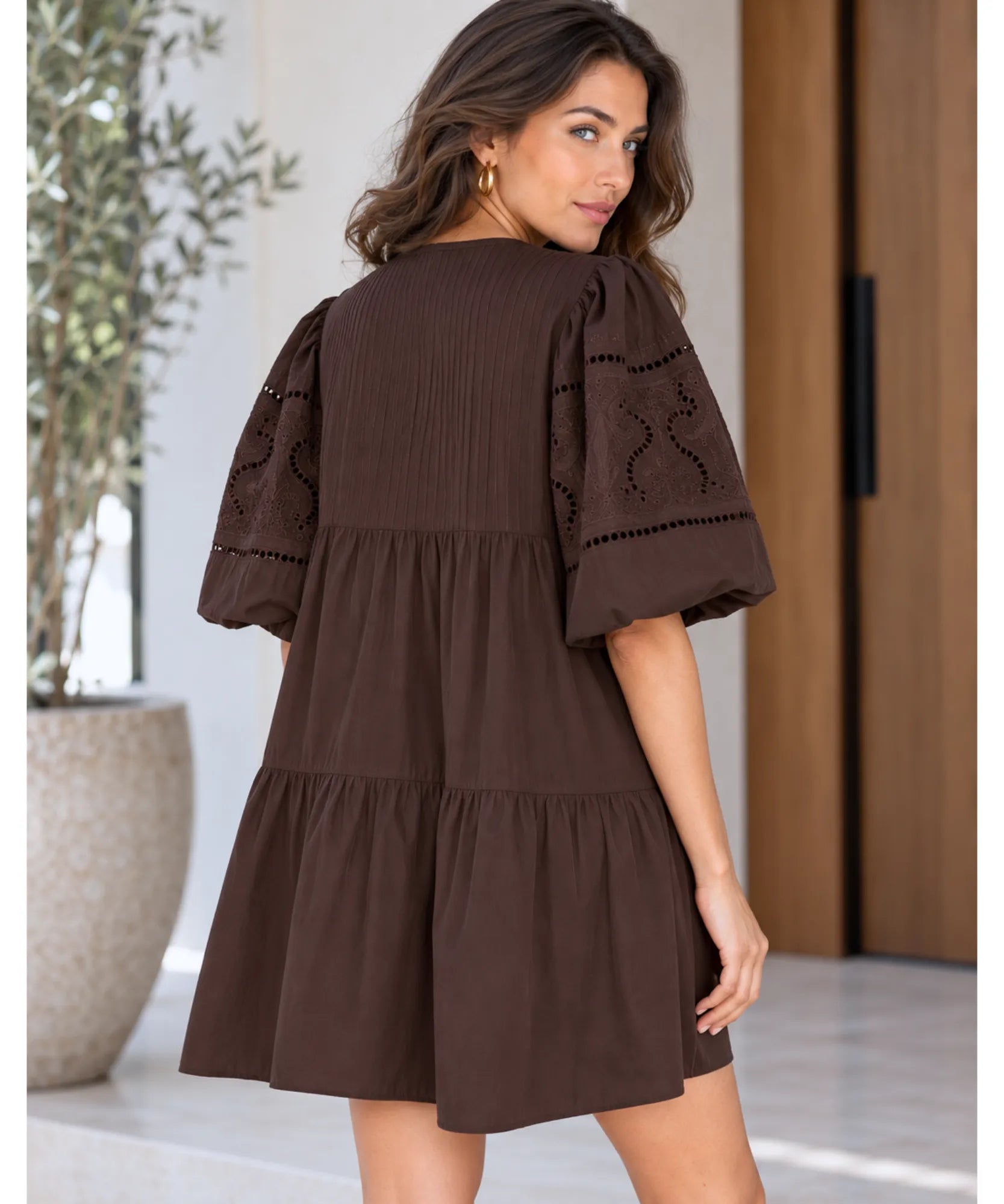 Comprar vestido curto com manga bufante marrom visto de costas barato Anellimn