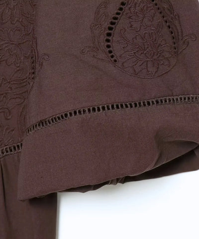 Comprar vestido curto com manga bordada marrom em detalhe barato Anellimn