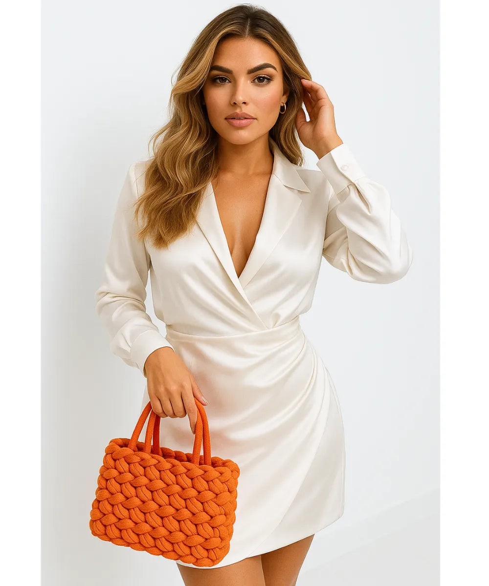 Comprar vestido curto de festa em cetim branco com manga longa, gola de camisa e torção frontal elegante para eventos noturnos em promoção ZARA
