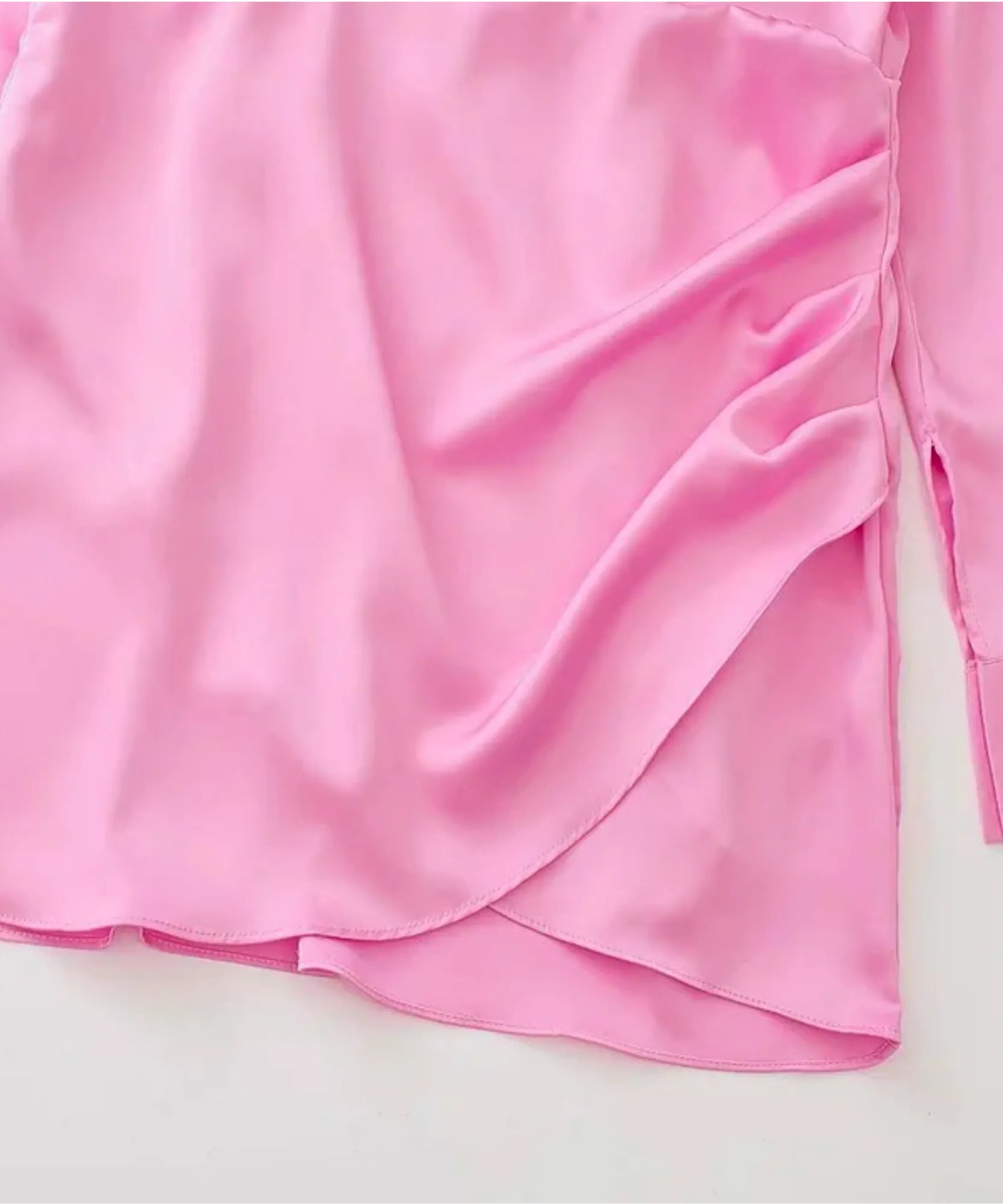 Comprar vestido curto de festa em cetim branco com manga longa, gola de camisa e torção frontal elegante para eventos noturnos barato ZARA