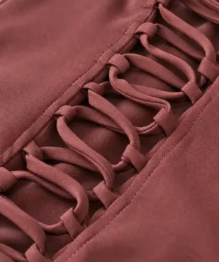 Detalhe da amarração em cordão nas costas do vestido marrom