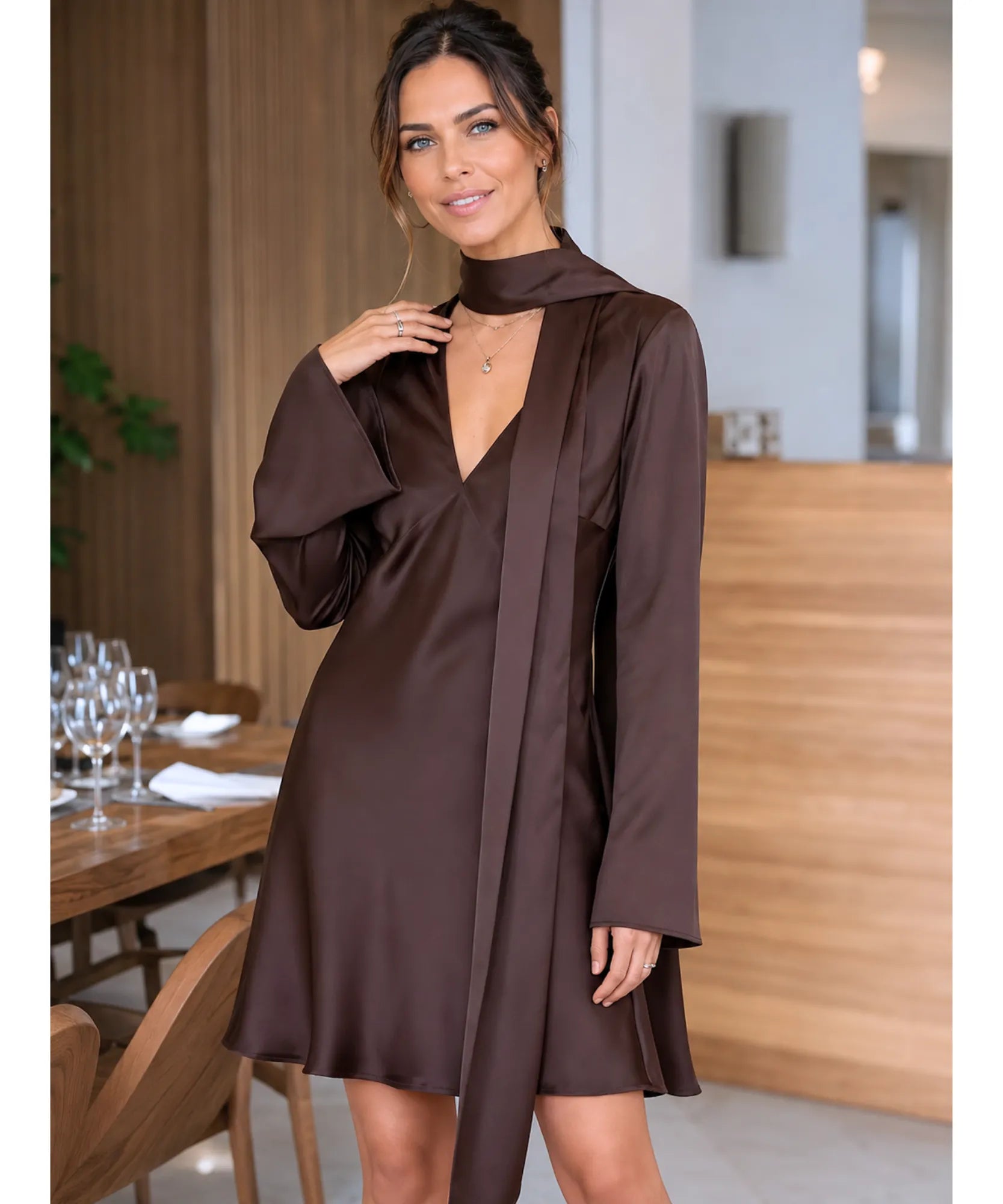 Vestido curto manga longa de cetim marrom com lenço no pescoço