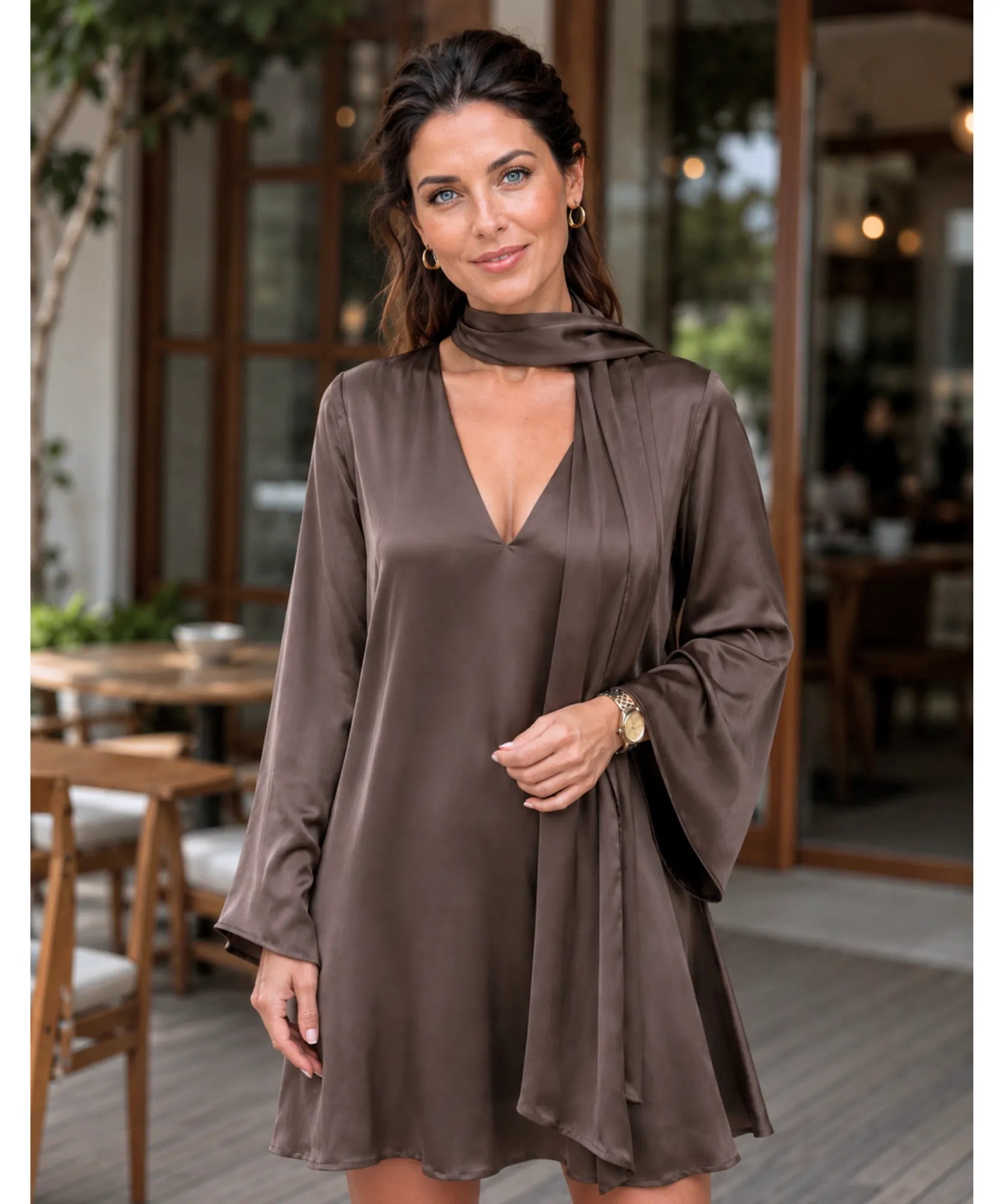 Vestido curto manga longa de cetim marrom em corpo inteiro