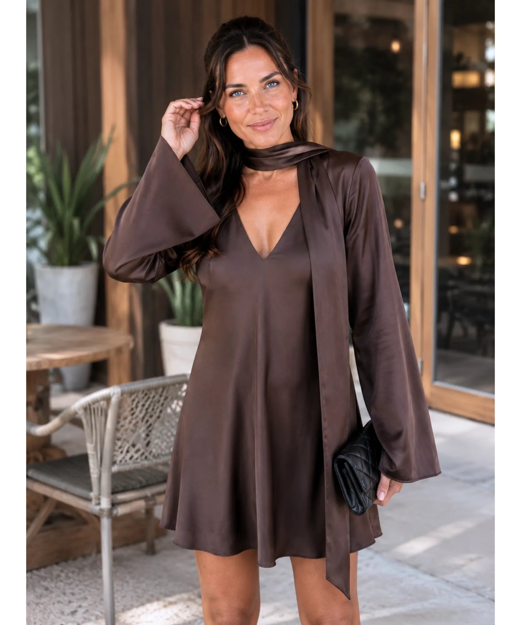 Vestido curto manga longa de cetim marrom detalhe do decote V