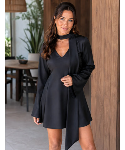 Vestido curto manga longa de cetim preto de frente com manga sino