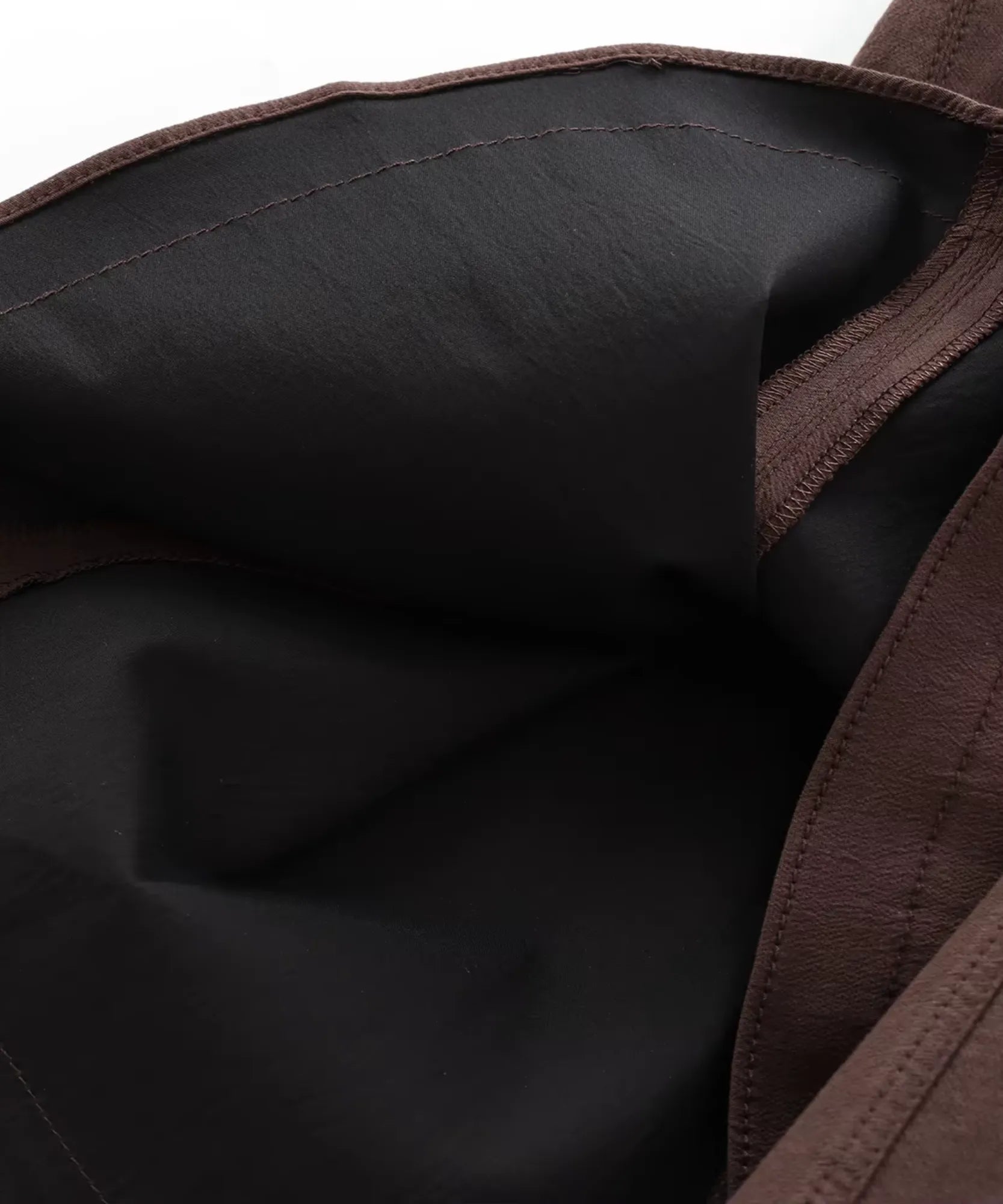 Forro interno preto do vestido curto rodado marrom
