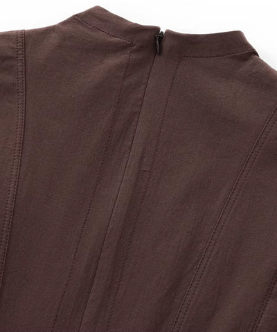 Costas do vestido curto rodado marrom com ziper invisivel