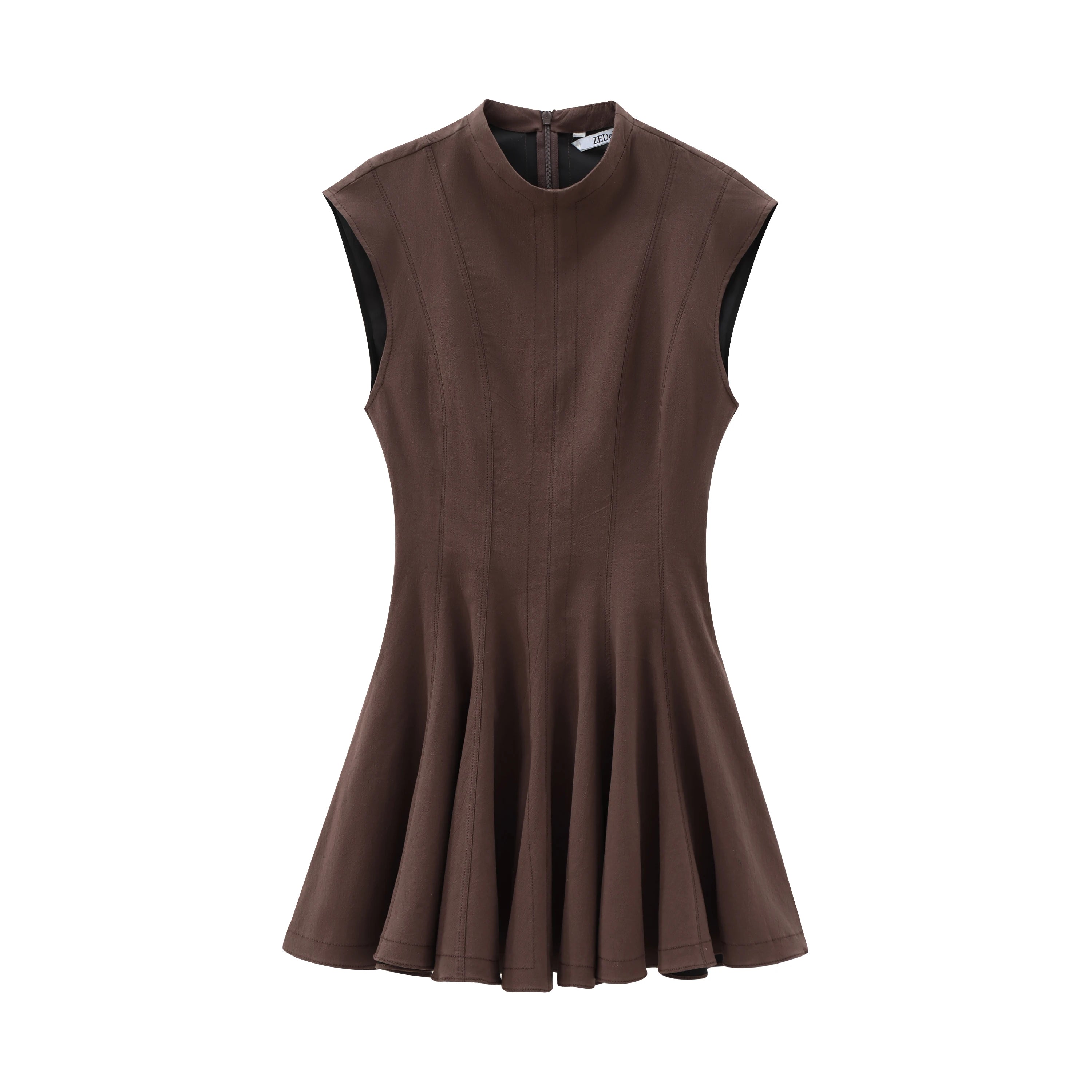 Vestido curto rodado marrom em still de frente sobre fundo branco