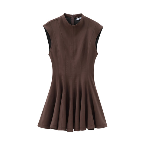 Vestido curto rodado marrom em still de frente sobre fundo branco