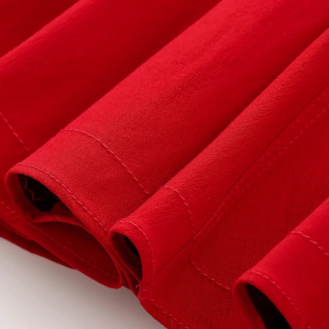 Detalhe do caimento da saia gode do vestido curto rodado vermelho