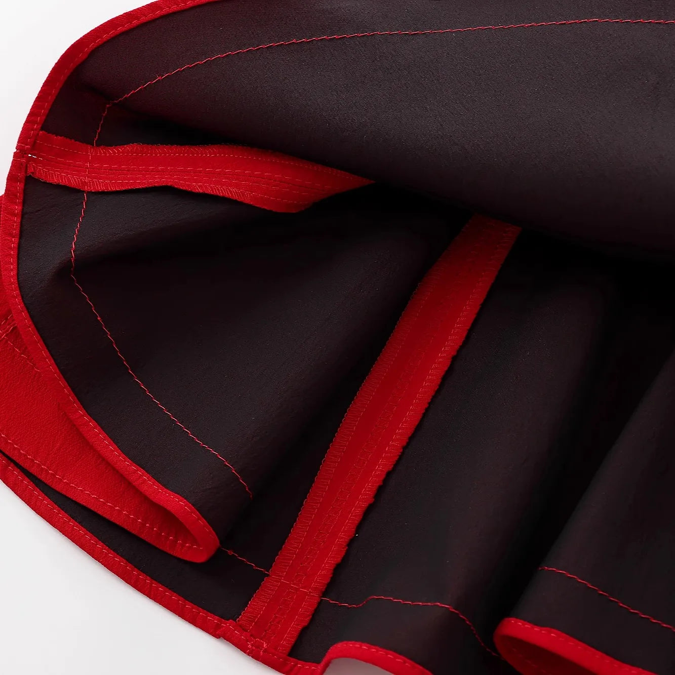 Forro interno preto do vestido curto rodado vermelho