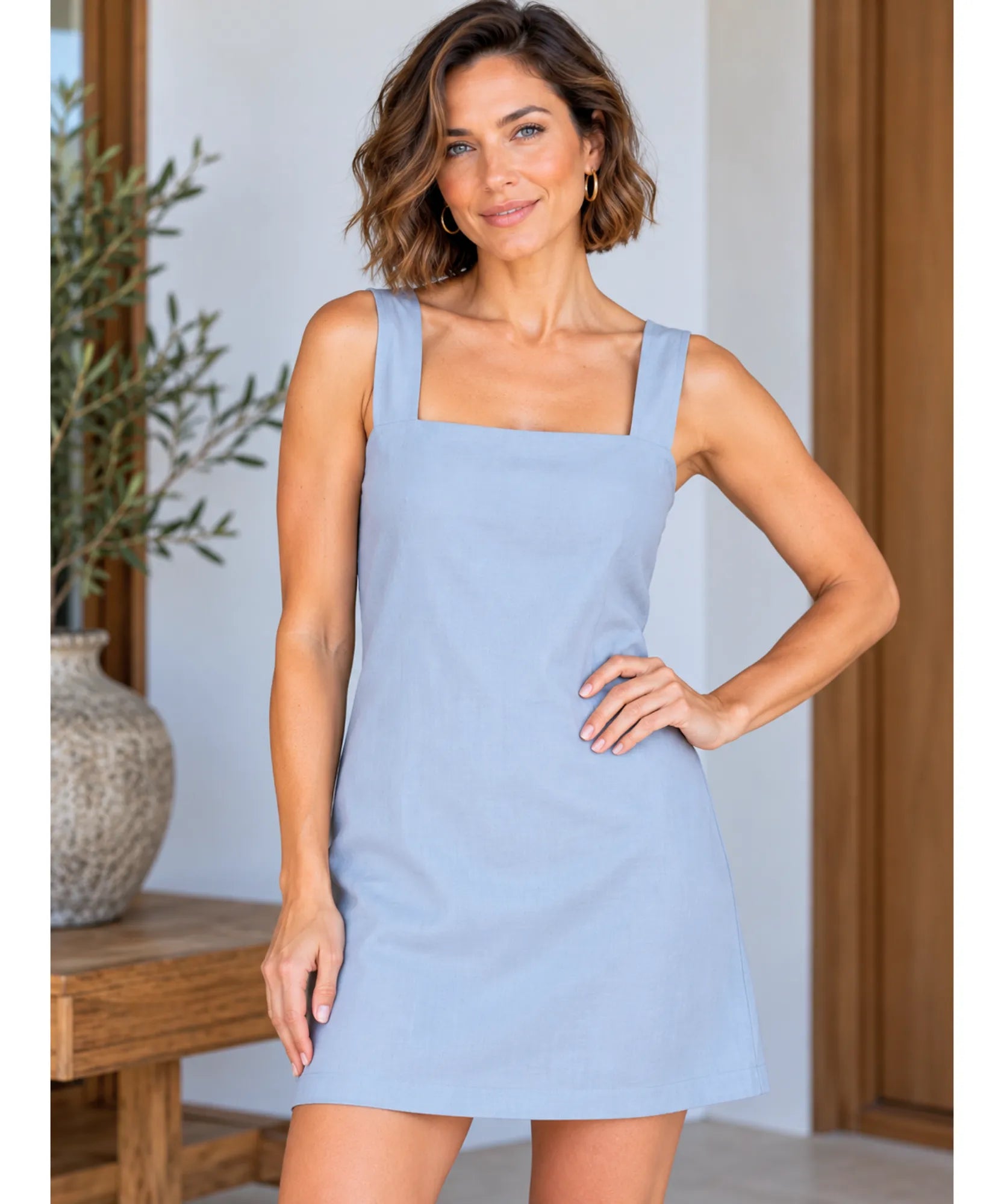 Vestido curto feminino de sarja azul claro com decote quadrado e alcas largas