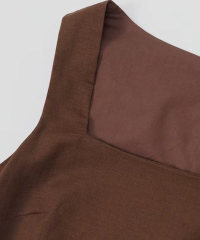Detalhe da costura e do decote quadrado do vestido curto de sarja marrom