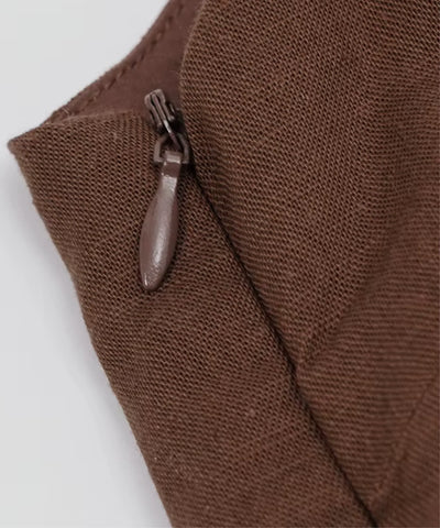 Detalhe do ziper lateral invisivel do vestido curto de sarja marrom