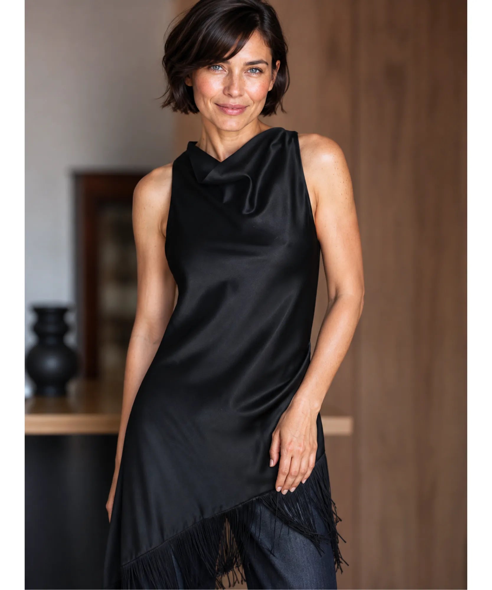 Comprar vestido de cetim preto franja assimétrica em promoção Anellimn