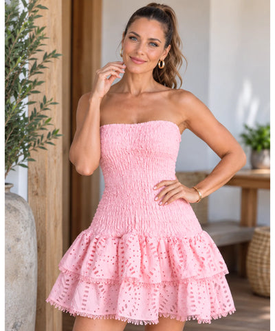 Vestido feminino curto laise rosa bebe, vista de frente com a mão na cintura